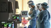 Gremios médicos alertan por retrasos en pagos a intensivistas en Colombia