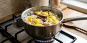 Hervir cáscara de limón, jengibre y canela: el truco casero para aromatizar el hogar