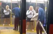 Hombre intenta subir señal de tránsito a bus de TransMilenio, generando indignación