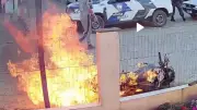Hombre quema su moto y a su madre en Brasil