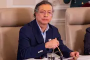Imagen de Gustavo Petro baja al 45,8 % según encuesta Invamer