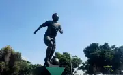 Inauguran escultura monumental de Pelé en Guadalajara frente al Estadio Jalisco