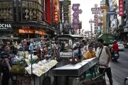 Incierto futuro de la comida callejera en Bangkok por campaña de ordenamiento