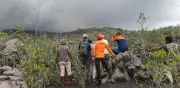 Indonesia recupera cuerpos de excursionistas sepultados por erupción del volcán Dukono