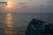 Irán acusa a EE.UU. de violar tregua y ataca destructores en el estrecho de Ormuz