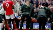 Jesse Derry, consciente tras golpe en la cabeza en partido Chelsea vs Nottingham