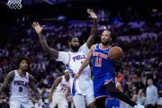 Knicks dominan a 76ers y quedan a un paso de finales del Este