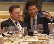Lei Jun busca selfie con Elon Musk y su reacción fría se vuelve viral