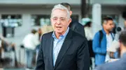 Álvaro Uribe acusa a Iván Cepeda de enviar seguidores a su casa