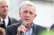 Álvaro Uribe suspende agenda en Medellín por protesta frente a su casa