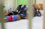 Madre denuncia retraso en entrega de medicamento ordenado por juez para hijo con distrofia