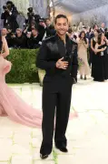 Maluma deslumbra en la gala del MET 2026 con un traje inspirado en Colombia