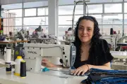 Moda circular: bolsos hechos con jeans usados transforman residuos textiles en Bogotá