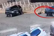 Mujer atropellada por su propio auto al revisar falla mecánica