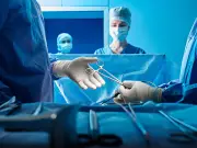 Mujer vivió siete meses con tijeras quirúrgicas olvidadas en su abdomen tras cirugía estética en Italia