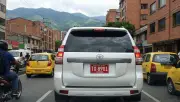Multas de hasta $32 millones para vehículos con placas rojas en Colombia