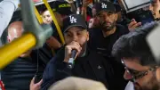 Nicky Jam sorprende a usuarios de TransMilenio en Bogotá y anuncia concierto