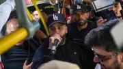 Nicky Jam sorprende al usar TransMilenio como un ciudadano más en Bogotá