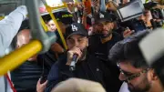 Nicky Jam sorprende en TransMilenio: canta y comparte con usuarios en Bogotá