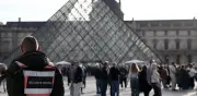 Nuevas imágenes exclusivas del robo al Louvre muestran a guardias impotentes