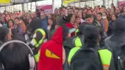 Pelea en TransMilenio entre guardia y colado se vuelve viral en redes sociales