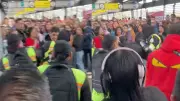 Pelea en TransMilenio se vuelve viral: guarda encapuchado golpea a usuario