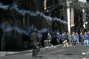 Policía y Ejército chocan con manifestantes en Bolivia por bloqueos de carreteras