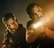 Policías de Miami demandan a productora de Ben Affleck y Matt Damon por 'The Rip'