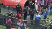 Presidente del DIM exhibe dinero a hinchas tras eliminación