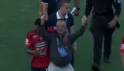 Presidente del Medellín protagoniza tenso cruce con hinchas tras eliminación