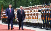 Putin y Xi Jinping revisan guardia de honor en Pekín