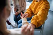 Salud mental de cuidadores: deuda urgente para la primera infancia en Colombia
