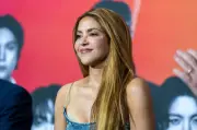 Shakira emociona a periodistas de Caracol con saludo en plena entrevista