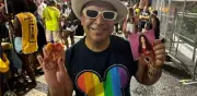 Shakira reparte pizzas a sus fans en Copacabana: 'La madre loba alimenta a su manada'