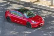 Tesla retira 218.800 autos en EE.UU. por falla en cámara trasera