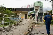 Tractocamión sin permiso derribó puente peatonal en Girón: un muerto