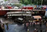 Tragedia en Bangkok: tren choca contra autobús y deja ocho muertos y 25 heridos