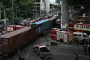 Tragedia en Bangkok: tren de carga choca con autobús y deja 8 muertos