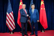Trump aterriza en Pekín para reunión cumbre con Xi Jinping