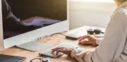 Uno de cada 10 trabajadores en Colombia ve pornografía en el trabajo: alerta de ciberseguridad