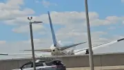 Video: avión golpea camión al aterrizar en aeropuerto de Newark, EE.UU.