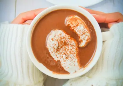 Chocolate caliente chai con crema de coco y dátiles: receta saludable
