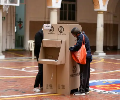 Cierran urnas en Europa y Asia para elección presidencial colombiana