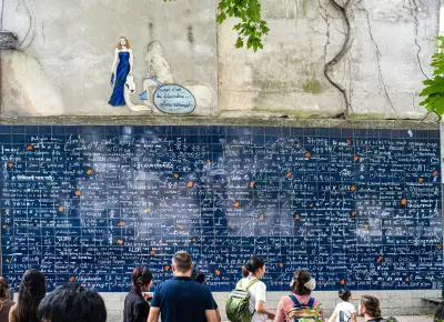 El Muro de los Te Amo en París: un símbolo de amor y reconciliación