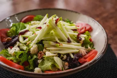 Ensalada de manzana verde: receta rápida con chorizo y tortillas crujientes