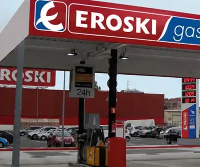Eroski vende sus 40 gasolineras a Petroprix para centrarse en alimentación