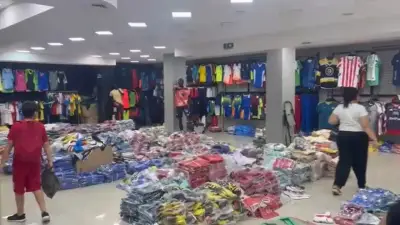Fiebre mundialista impulsa venta de camisetas en el centro de Barranquilla