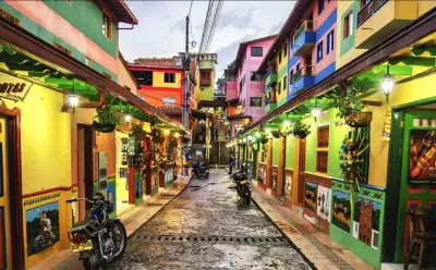 Guatapé: cómo llegar, qué hacer y por qué es el pueblo más colorido de Colombia