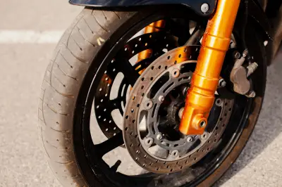 Llantas radiales vs convencionales: diferencias clave para tu moto