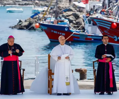 Papa León insta a tratar a migrantes con humanidad en visita a Canarias